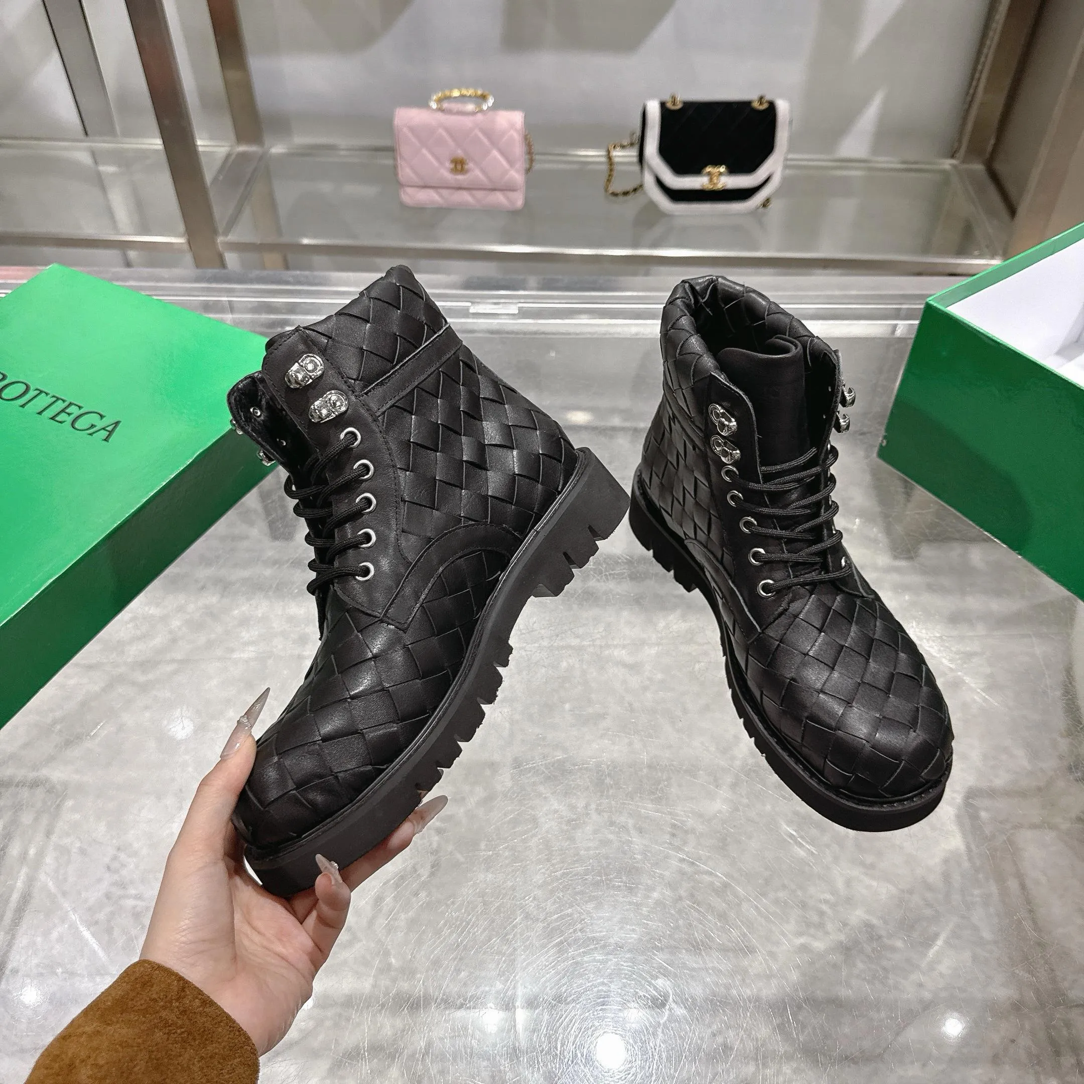 [BV] Top P:980💰Size for couples: Female 35-39 Male 39--44 (Female 40. Male 38.45.46.47 customization is not returnable) [Note‼ ️] Add 💰 to size 46, add 💰 to size 47. Bottega Veneta's 2026 spring counter synchronized couple style Bottega Veneta round toe braided strappy boots! Grained cowhide woven! Solid color Niuli! Leather outsole! [Rose][Rose]! Purely hand-woven and operated, the original board is reproduced one-to-one! quality assurance!